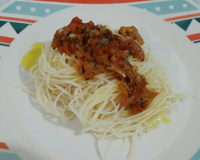 Nhoque de mandioquinha ao molho sugo com manjericão