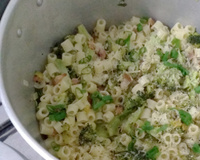 Macarrão com bacon e brócolis