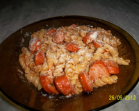 Macarrão com molho de salsicha