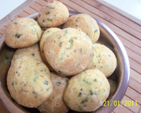 Pãezinhos de ervas e queijo ralado muito fáceis