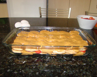 Pavê folhado de doce de leite e morangos