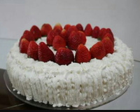 Rocambole de morango com chantilly