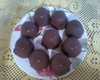 Trufa de chocolate com recheio de doce de coco