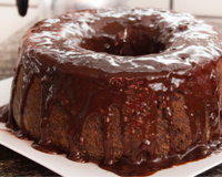 Com farinha, com leite e com açúcar: receita de bolo fofinho de chocolate de liquidificador fica muuuuito gostoso