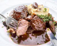 Pernil de porco ao molho de manteiga e cebolas