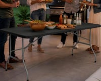 Mesa dobrável que vira maleta facilita a rotina em casa, festas e passeios