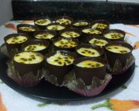 Mousse de maracujá no copinho de chocolate