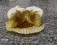 Cupcake de banana caramelizada com buttecream