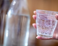 Eis o que acontece quando você bebe água com gás todos os dias, de acordo com nutricionistas