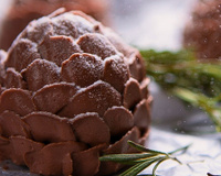 Pinha de chocolate finalizada com açúcar de confeiteiro