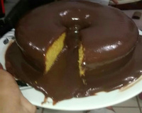 Bolo fofinho de cenoura com chocolate