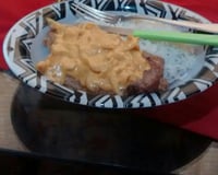 Bife acebolado com molho de maionese