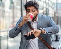 É isso que acontece com o corpo se tomar café depois das 15h: "O organismo precisa de 5 horas para eliminar metade da cafeína que você tomou"