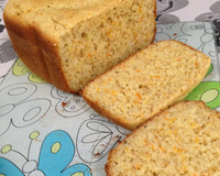 Pão sem glúten com cenoura e cebola na máquina de pão