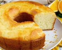 Bolo de laranja de liquidificador pronto no prato com fatia cortada