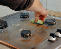 Aprenda como limpar o fogão do jeito certo e sem arranhar com truque simples e econômico