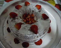 Bolo de chocolate com morangos
