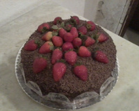 Bolo de chocolate com morangos