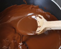 Calda de chocolate perfeita para bolo de cenoura: cremosa, rápida e irresistível