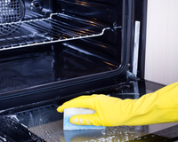 Diversos especialistas em limpeza concordam sobre como limpar a cozinha: "Eu sempre começo pelas coisas mais sujas. Primeiro o forno, depois a geladeira."