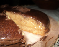 Pão de mel recheado no tamanho de bolo