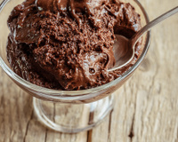 Mousse de chocolate proteico é a sobremesa fitness perfeita para beliscar no pós-treino