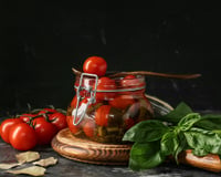 Tomates-cereja marinados com manjericão: um aperitivo muito fácil que fica pronto em 10 minutos