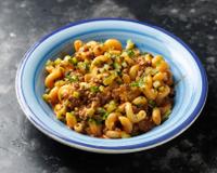 Macarrão sabor cheeseburger: prato com carne moída crocante é uma massa fácil que as crianças vão amar!