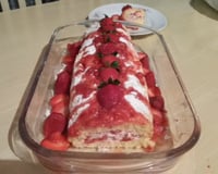 Rocambole de morango com chantilly