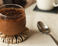 Essa é a receita da minha avó de 99 anos: uma mousse de chocolate que me leva direto pra infância já na primeira colherada