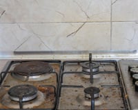 É assim que eu limpo fácil as paredes atrás do fogão, removendo manchas de óleo: deixa limpa e brilhosa!