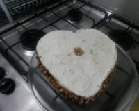 Bolo de nozes com recheio de doce de leite e ameixa