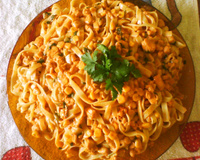 Macarrão com estrogonofe de frango rápido e fácil