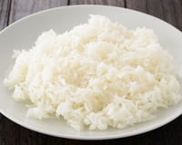 Os cozinheiros concordam: para o arroz requentado parecer feito na hora, não use micro-ondas seco, coloque uma pedra de gelo no centro