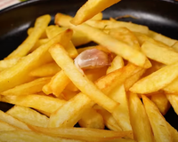 Batata frita na panela de pressão é a mais saborosa, crocante e sequinha que já comi na vida (e sem fazer bagunça na cozinha!)