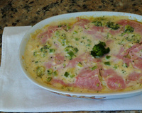 Deliciosa lasanha de repolho ao molho de queijo e brócolis