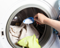 O truque simples com sal que as lavanderias não querem que você descubra: ele deixa a roupa branca como no primeiro dia