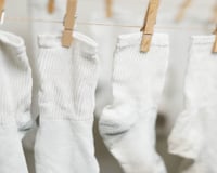 Suas meias brancas ainda parecem cinzas depois de lavadas? Na próxima vez, adicione isso à máquina de lavar e elas ficarão como novas