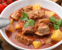 O goulash nunca é cozido com água: os chefs adicionam esse líquido – a carne derrete e o caldo fica muito mais espesso
