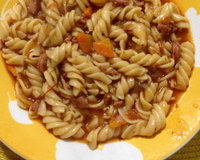 Macarrão expresso com calabresa e cenoura