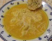 Caldo de legumes com capeletti