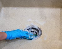 O truque simples com vinagre branco que deixa os ralos da casa sem cheiro