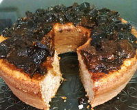 Bolo de banana com aveia e calda de ameixas