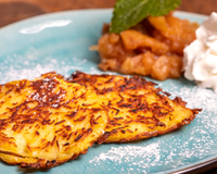 Panqueca crocante de batata-doce com queijo coalho é o meu jantar rápido preferido, fico só variando o recheio