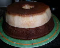 Bolo de chocolate com pudim de leite