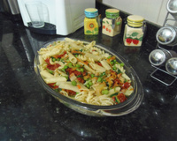 Macarrão com bacon, rúcula e tomate seco