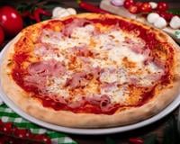 Adoro uma pizza feita em casa e essa massa fácil de fazer fica bem fofinha: já anota, salva ou printa a receita!