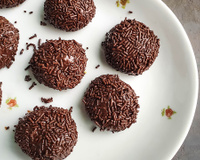 Vendo brigadeiro na minha doceria há muitos anos e aqui está o segredo para congelar e continuar perfeito