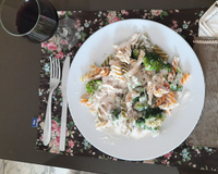 Macarrão com brócolis e creme branco