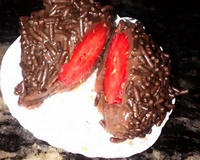 Bombom de brigadeiro com morango